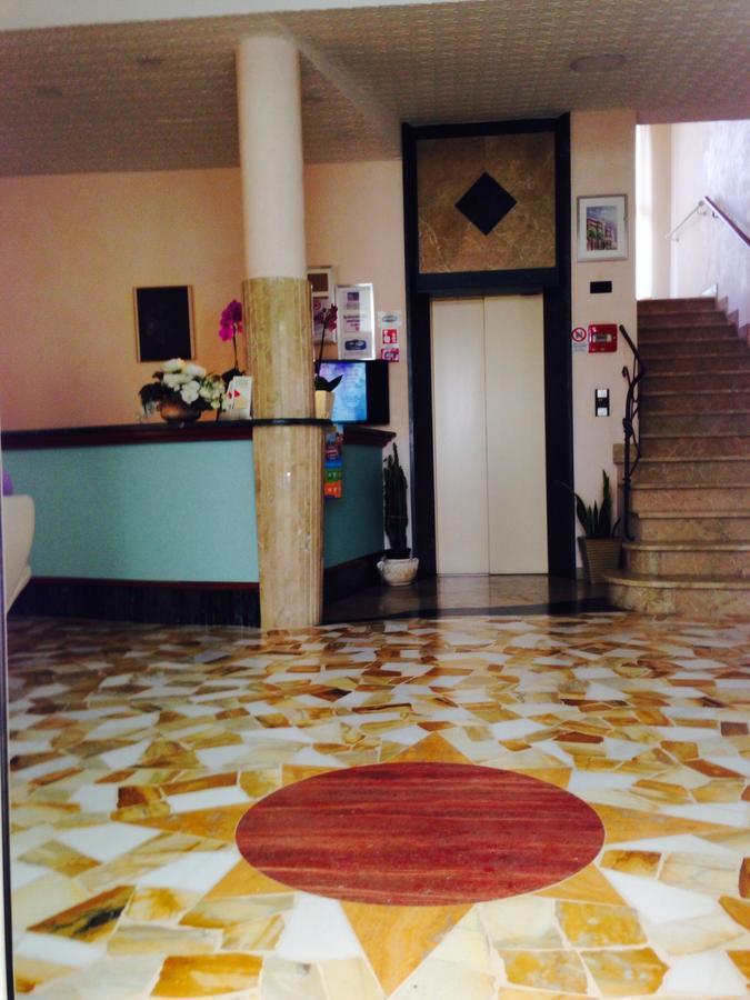 Hotel Lazzarini ベラーリア・イジェア・マリーナ エクステリア 写真