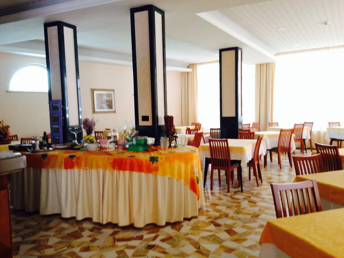 Hotel Lazzarini ベラーリア・イジェア・マリーナ エクステリア 写真